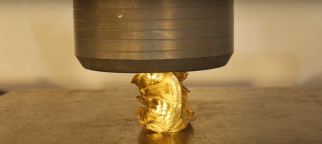 Jak zamienić kilogramową sztabkę złota w placek?